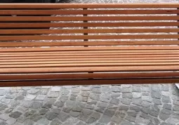 Una delle nuove panchine in piazza Savoia