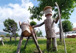 Il parco, con i suoi personaggi in legno, potrà essere esplorato anche con un viaggio sul trenino