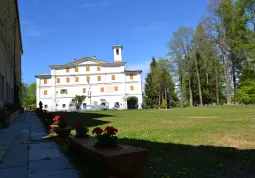 Nel piazzare del santuario a Valmala sarà aperto tutte le domeniche di luglio e di agosto l'ufficio di informazioni turistiche con orario 9-13