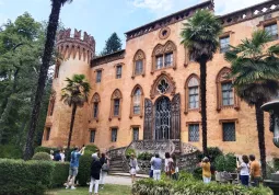 Visitatori ieri al castello del Roccolo nello scatto pubblicato sulla pagina Fb dell'associazione omonima