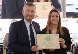 Ha ritirato il “Premio comuni Smart 2020”  per la Città  di Busca  dalle mani del vice-presidente della Fondazione Crc Ezio Raviola la assessora Beatrice Aimar