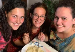 Elisa Rosso, Giulia Berardo e Simona Chiari davanti al lro piatto preferito, le ravioles della valle Varaita