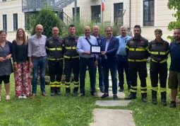 Raimondo Parola riceve la larga della Città dal sindaco Marco Gallo per i suoi 35 anni nei Vigili del Fuoco di Busca. Con lui alcuni dei compagni volontari con il capo-distaccameno Emanuele Castellino, gli assessori Lucia Rosso, Beatrice Aimar, Ezio Donadio, il consigliere Elio Campana e il comandante della Polizia municipale Gianluca Acchiardi