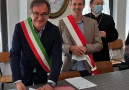 Il sindaco, Marco Gallo, il pro-sindaco Andrea Picco, il vescovo Cristiano Bodo sottoscrivono il protoccollo di intesa