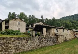 Qui si vive con le antiche regole della comunità, i prati e i boschi sono gestiti in modo collettivo e il forno è condiviso