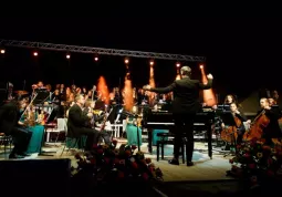 Trenta elementi d'orchestra, dell’Ensemble Symphony Orchestra diretta dal maestro Giacomo Loprieno, cinquanta coristi, i Polifonici del Marchesato, più un soprano solista, Anna Delfino,  e un attore, Andrea Bartolomeo, hanno dato vita ieri sera, nel parco-museo dell'Ingenio, ad un concerto che resterà nella memoria fra gli eventi di maggior suggestione