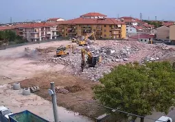 L'area dove sorgerà il nuovo polo scolastico, la cui posa della prima pietra avverrà a breve, al termine degli scavi, che cominceranno non appena saranno liberati dal cantiere i materiali derivati dall’abbattimento del vecchio edificio, che ora si stanno selezionando per lo smaltimento