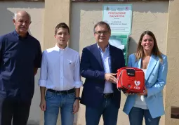 Inaugurato il Dae in frazione Bosco: il sindaco Marco Gallo con il consigleire comunale delegato alla Sanità Jacopo Giamello che cura il progetto Città Cardioprotetta, la assessora Beatrice Aimar e il consigliere comunale Elio Campana