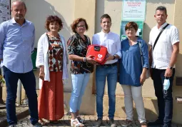 La postazione salvavita nella frazione Bosco è sul sagrato della chiesa ed è stata regalata dai fratelli Aimar, qui con il consigliere Giamello, grazie alle donazioni in memoria della mamma, Maria Pierina Brignone,  morta nello scorso marzo all’età di 88 anni