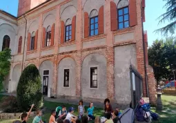 Il laboratorio gratuito sta coinvolgendo una ventina di bambini in un progetto alla scoperta del mondo che gli adulti consegneranno  ai bambini e si conclude domani in piazza Duaz dalel ore 10,30 con la restituzione pubblica