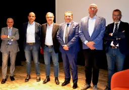 Da sinistra: il direttore di Confcommercio Cuneo e manager del Duc Busca Marco Manfrinato, sindaco,  l’assessore alle Attività produttive Diego Bressi, il sindaco Marco Gallo, il presidente di Confcommercio Cuneo Luca Chiapella, il vice presidente vicario di Confcommercio Cuneo Marco Fuso, il consulente del duc Busca Andrea Marino 