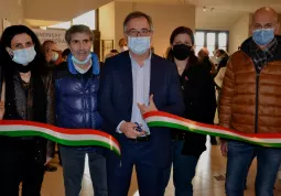 Il taglio del nastro sabato scorso con la curatrice Cinzia Tesio, il sindaco Marco Gallo e gli assessori Gianmichele Cismondi, Ezio Donadio, Lucia Rosso Cinzia Tesio