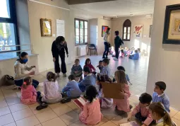 Questa mattina  i bambini della scuola paritaria dell’infanzia Don Becchis di Busca in visita alla mostra “Da Kandinsky ai contemporanei” in Casa Francotto