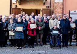 Foto ricordo davanti al Teatro Civico