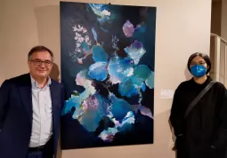 Il sindaco Marco Gallo e  l’artista cinese Chen Li in Casa Francotto accanto alla sua opera