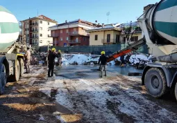 Nel cantiere del nuovo polo scolastico i è incominciato il getto del “magrone”