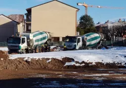 L'arrivo in cantiere del calcestruzzo che si utilizza come sottofondazione