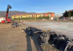 Il cantiere del nuovo polo scolastico: arrivati sollevatore e ferri 