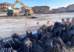 Il cantiere del nuovo polo scolastico: finito il getto del magrone 