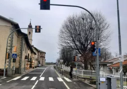 E’ in funzione da oggi il semaforo per la richiesta di attraversamento pedonale nel centro della frazione Castelletto