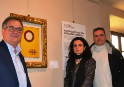 Nella galleria Casa Francotto la mostra “Da Kandinsky ai contemporanei” è aperta fino al 16 gennaio. Qui il sindaco Marco Gallo e i curatori dell'allestimento