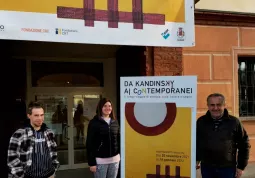  Alessia, Nicolò e Guido si occupano dell’accoglienza, delle informazioni turistiche, della biglietteria e della vigilanza della mostra 