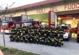 Foto del gruppo davanti alla caserma nella zona Capannoni in corso Romita