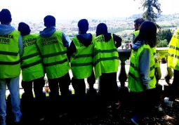  I “Ciceroni del clima”, ovvero i ragazzi della classe 3° D della scuola media dell’Istituto Comprensivo di Busca, guidati dai loro insegnanti e con la collaborazione dei volontari, di Datameteo Educational OdV e la partecipazione di Paolo Bertolotto, meteorologo di Arpa Piemonte,  hanno realizzato un video didattico per spiegare in modo originale il loro punto di vista sulla situazione e le azioni necessarie a mitigare il cambiamento climatico in corso, da locale a globale