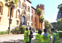 Il set del video nel meraviglioso castello del Roccolo sulla collina di Busca