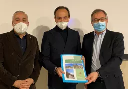 Il sindaco Marco Gallo porge al presidente della Regione Piemonte Alberto Cirio il dossier del progetto Strada dei Cannoni. Con loro il vice-presidente della Regione Fabio Carosso