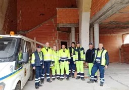 Alcuni dei volontari della Protezione civile comunale nel cantiere della nuova sede: con loro il coordinatore Antonio Beoletto, l'assessore Ezio Donadio e il consigliere comunale Elio Campana