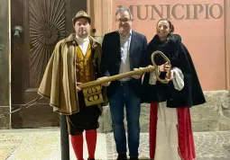 Il sindaco Marco Gallo consegna la chiave della Città a Miconetta e Micon