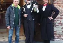 Da sinistra Alberto Arioli, presidente di Vivi Busca, con Dante Bruno e Cristina Demarchi, protagonisti dello spettacolo