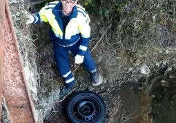 Raccolta rifiuti per le strade - Volontari Protezione civile comunale