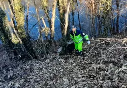 Raccolta rifiuti per le strade - Volontari Protezione civile comunale