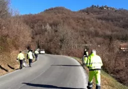 Raccolta rifiuti per le strade - Volontari Protezione civile comunale