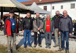 Il sindaci di Busca, Marco Gallo, e di Dronero, Mauro Astesano, l'assessore del Comune di Villar San Costanzo Sergio Poetto con il presidente dell'associazione Ingenium Giovanni Tolosano, Ermanno Bressy della Compagnia del buon cammino e l'assessore Ezio Donadio all'arrivo della prima tappa del Cammino del Maira