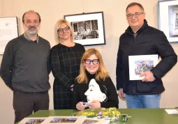 I fotografi Renata Busettini e Max Ferrero con il sindaco Marco Gallo e Cristina Giaccardo di Busca Fotoclik, l'associazione che ha organizzato la mostra