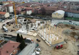 L’edificio in costruzione è diviso ed individuato in 5 bracci: A, il più lungo, con sviluppo in legno lamellare, B, ossia il corpo centrale che ospita l’ingresso principale, le scale e gli ascensori, con sviluppo in calcestruzzo, C e D con sviluppo in legno lamellare e acciaio, E che ospita l’auditorium al piano terreno, con sviluppo in calcestruzzo e in legno lamellare