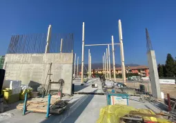 Da alcuni giorni è possibile vedere anche dall’esterno del cantiere i pilastri in legno lamellare,  alti oltre 11 metri