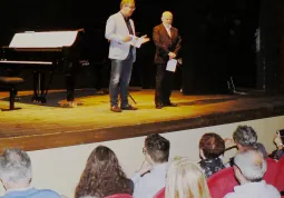 Il sindaco Marco Gallo e il presidente dell'assoiazione Amici della Musica Antonello Lerda durante una presentazione di un concerto al Teatro Civico