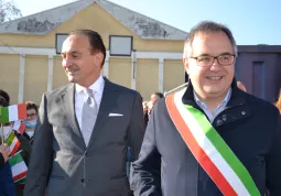 Il presidente della Regione Alberto Cirio accolto dal sindaco Marco Gallo e dagli alunni all'arrivo al cantiere