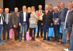 Lorenzo Tealdi, qui  il secondo da sinistra dopo l'allora assessore comunale allo Sport Gianfranco Ferrero, durante una serata al Teatro Civico. Dice Il sindaco Marco Gallo: resterà per sempre legato al Giro d’Italia e al Tour de France in provincia di Cuneo. Grazie per tutto quello che ha fatto per il ciclismo e per la nostra provincia con passione ed entusiasmo