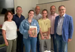 Alessia Tallone e Nicolò Veronese insieme con il sindaco Marco Gallo, gli assessori Ezio Donadio e Diego Bressi e con Bruno Tallone e Ivana Audisio dell'ufficio tecnico