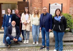 Sono arrivate ieri  a Busca e da oggi sono al lavoro nel Teatro Civico le artiste ucraine Veronika Chekan, danzatrice, e Nataliia Tokarchuk, regista e ricercatrice - al centro - che resteranno in Residenza artistica fino a domenica 19 giugno. A riceverle sono stati il sindaco Marco Gallo con la assessora Lucia Rosso e Frabrizio con  Samantha Gavosto dell'associazione culturale IdeAgorà, insieme con la interprete  Beatrice Fassone.