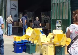 La consegna del kit raccolta rifiuti porta a porta, nell'area Capannoni in corso Romita,  è organizzata in modo da scandire l'afflusso dei cittadini per ordine alfabetico.  Si incomincerà oggi, lunedì 6 giugno con le lettere A e B,  si prosegue martedì 7 con le lettere C D E F, mercoledì 8 giugno con le lettere G H I J K L M, giovedì 9 con le lettere N O P Q R S, venerdì 10 con le lettere T U V W Y Z