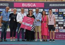 E’ partita oggi alle 12,30 da Busca la quinta tappa, Busca-Peveragno di 147 km del 45° Giro ciclistico d'Italia Under 23. Nella foto il sindaco Marco Gallo con l'assessore Diego Bressi, che ha seguito l'iniziativa per il Comune, e con gli amministratori comunali Ezio Donadio Lucia Rosso Beatrice Aimar Beatrice Sartore Jacopo Giamello