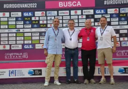 Da sinistra l'assessore Diego Bressi, il sindaco Marco Gallo, Marco Selleri presidente Extragiro organizzatore Giro under 23, Paolo Bruno associazione turistica Mondole organizzatore per provincia Cuneo