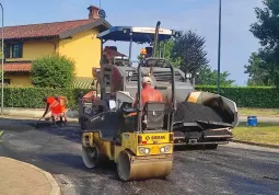 Sono incominciati  a cura dell’ufficio tecnico comunale i lavori di messa in sicurezza e bitumatura di diversi tratti di strade comunali