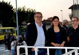 Il sindaco Marco Gallo, la assessora Lucia Rosso e il dirigente scolastico Davide Martini di fronte ai moduli provvisori nel primo giorno di scuola dello scorso anno